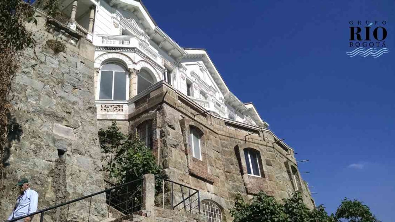 Una casona de la arquitectura francesa ha sido testigo de la contaminación del río Bogotá en los últimos 100 años. Foto: Jhon Barros.
