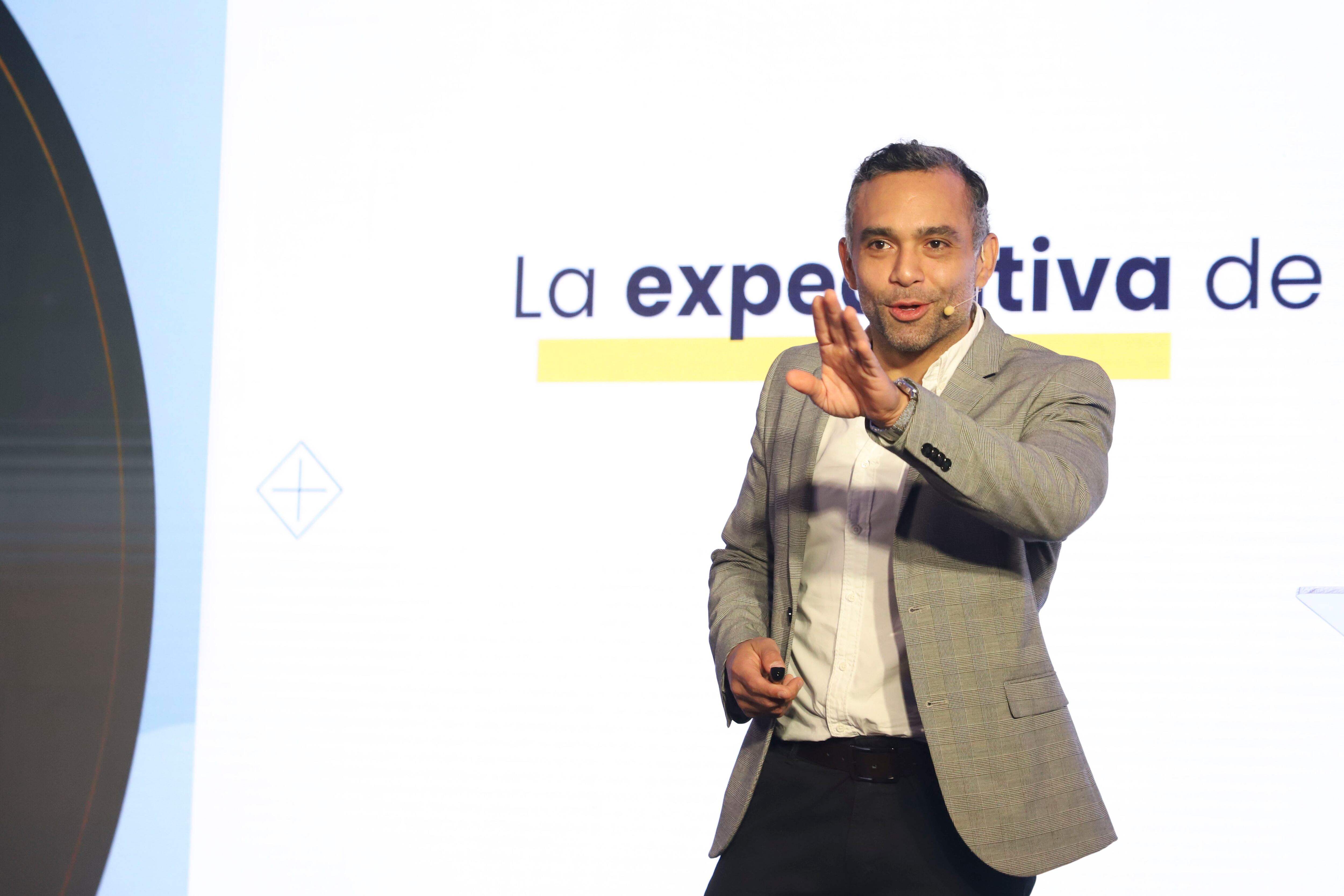 José Enrique Alba es administrador de empresas y máster en Business Administration.