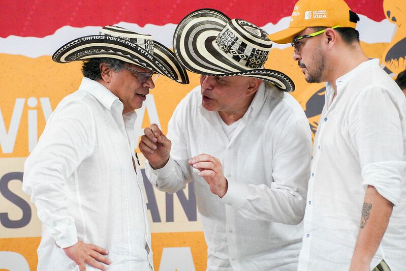 Intercambio de sombreros vueltiaos entre el presidente Gustavo Petro y el ex paramilitar Salvatore Mancuso en Montería Córdoba