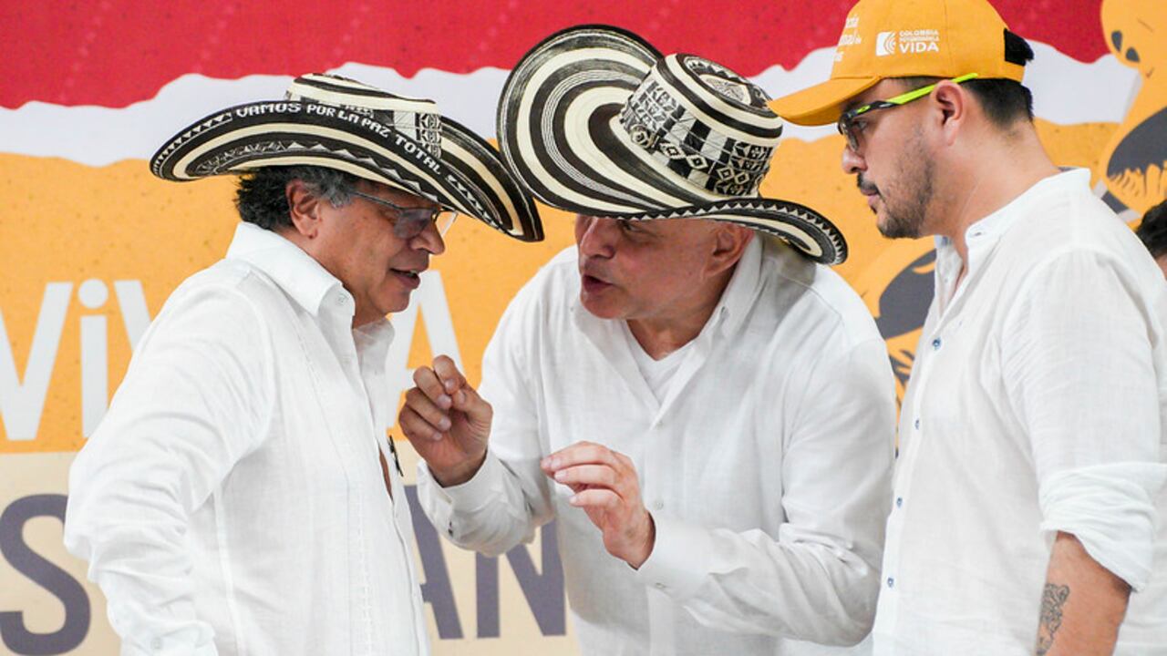 Intercambio de sombreros vueltiaos entre el presidente Gustavo Petro y el ex paramilitar Salvatore Mancuso en Montería Córdoba