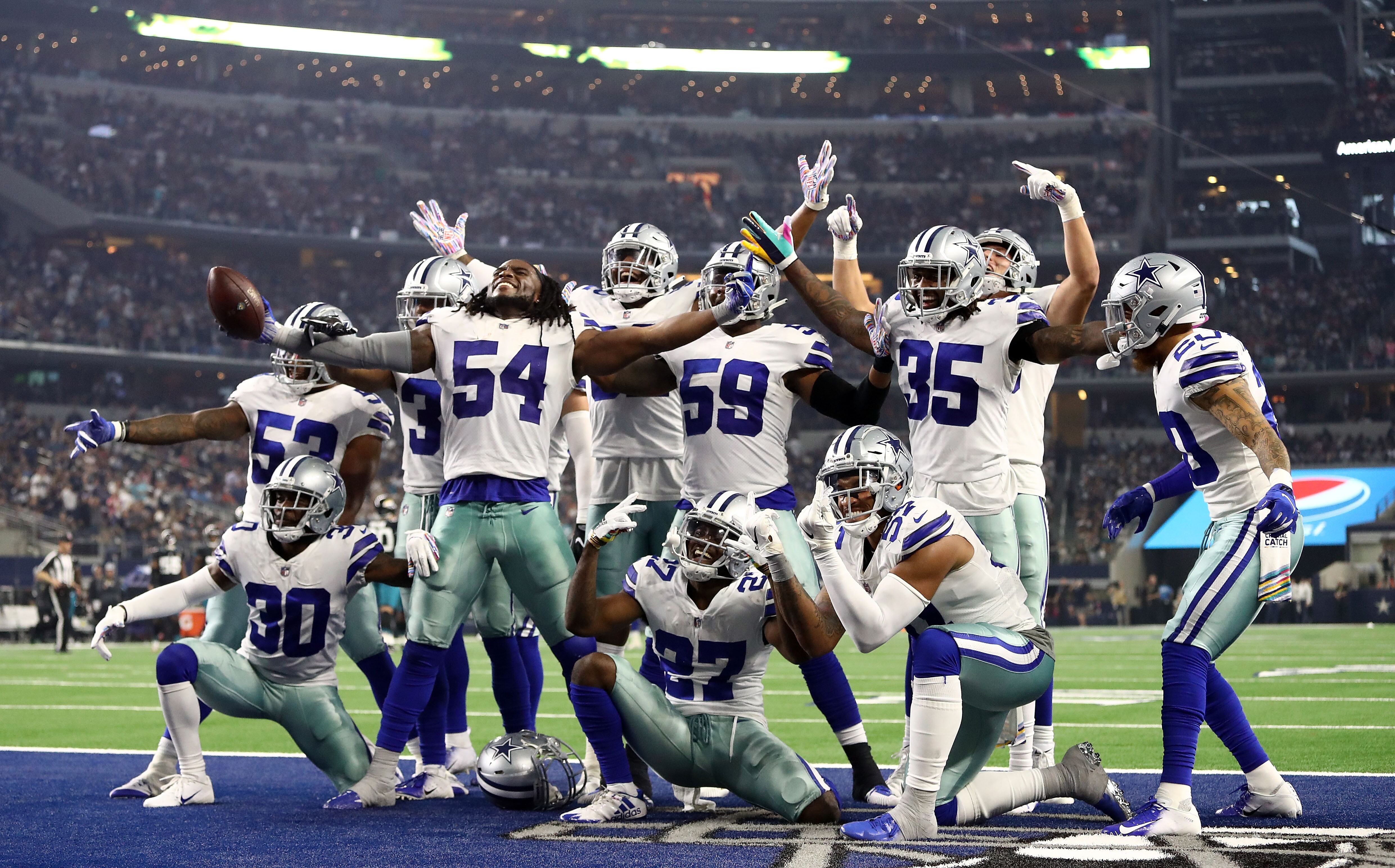 La línea defensiva de los Dallas Cowboys celebra una recuperación de un balón suelto contra los Jacksonville Jaguars en el tercer cuarto de un partido en el AT&T Stadium el 14 de octubre de 2018 en Arlington, Texas. (Foto de Ronald Martínez/Getty Images)