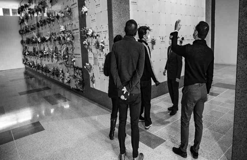 Hoy es el último de estos nueve días, pero el esfuerzo es el mismo. Reúno a toda nuestra familia en las pantallas, que tanto nos acompañan por estos días, con la misma voluntad que me llenaba en el momento de contar junto a mis primos, las monedas que nos regalabas con la abuela para unos dulces. El corazón se acelera de la misma forma en que lo hacía cuando, juntos, corríamos sin parar para ir a comprarlos. David Amado-SEMANA