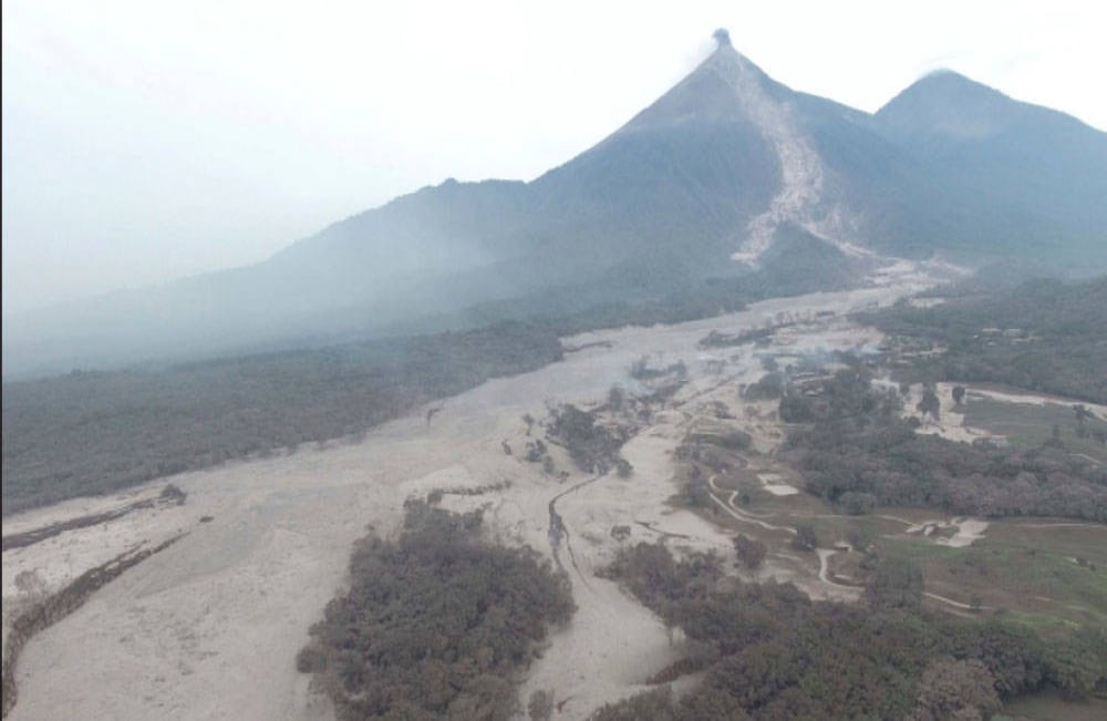  El volcán arrojó una mezcla de cenizas, rocas y gases conocida como flujo piroclástico, y sepultó aldeas enteras. Foto: AP