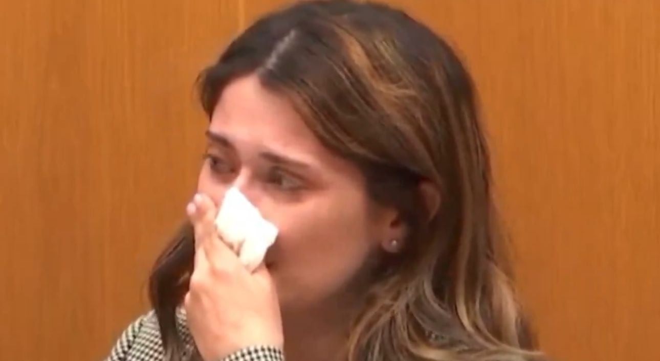 La madre del menor llora mientras ve las imágenes reproducidas en pleno juicio