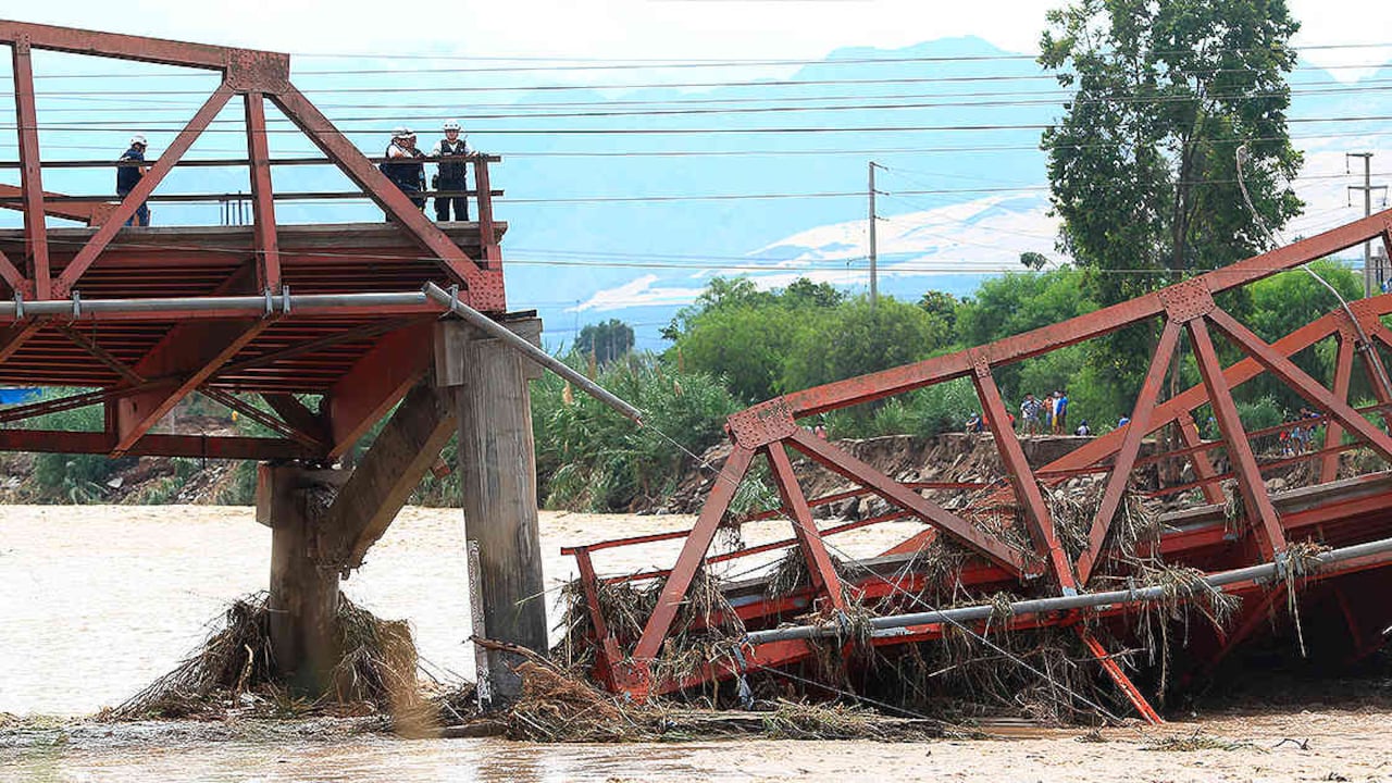 El punte Viru que recibe el tráfico de la via Panamericana se desplomó a causa de las fuertes lluvias. (Foto: Celso Roldán / AFP)