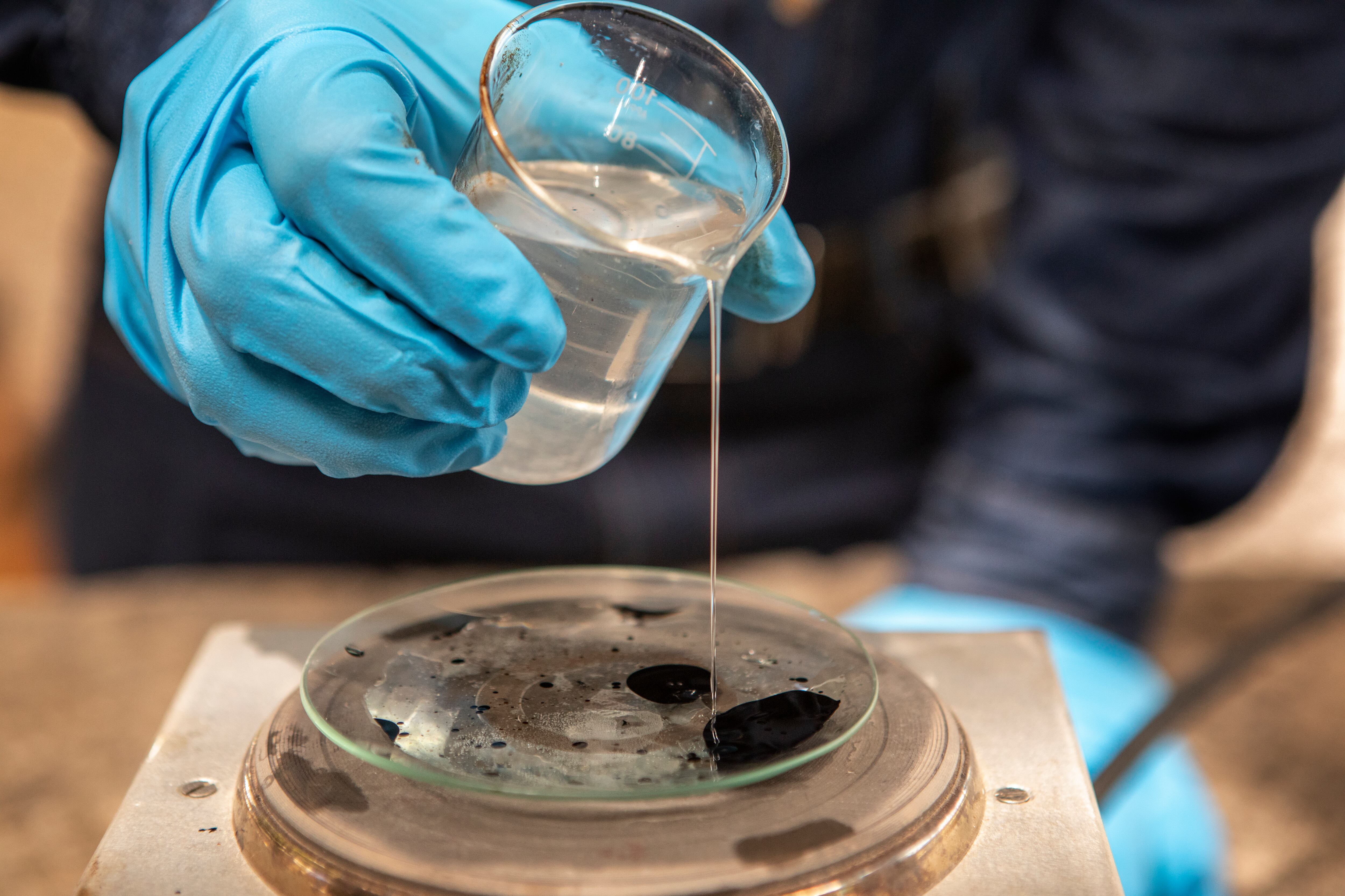 God oil es un producto del Grupo Empresarial Solanco que tiene la capacidad de romper el petroleo, siendo un instrumento para mitigar los derrames de crudo.