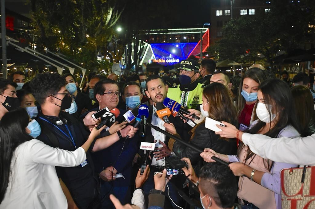 Gobierno Duque realizó una verificación sorpresa en la Zona Rosa de Bogotá de la exigencia del carné en contra del coronavirus.