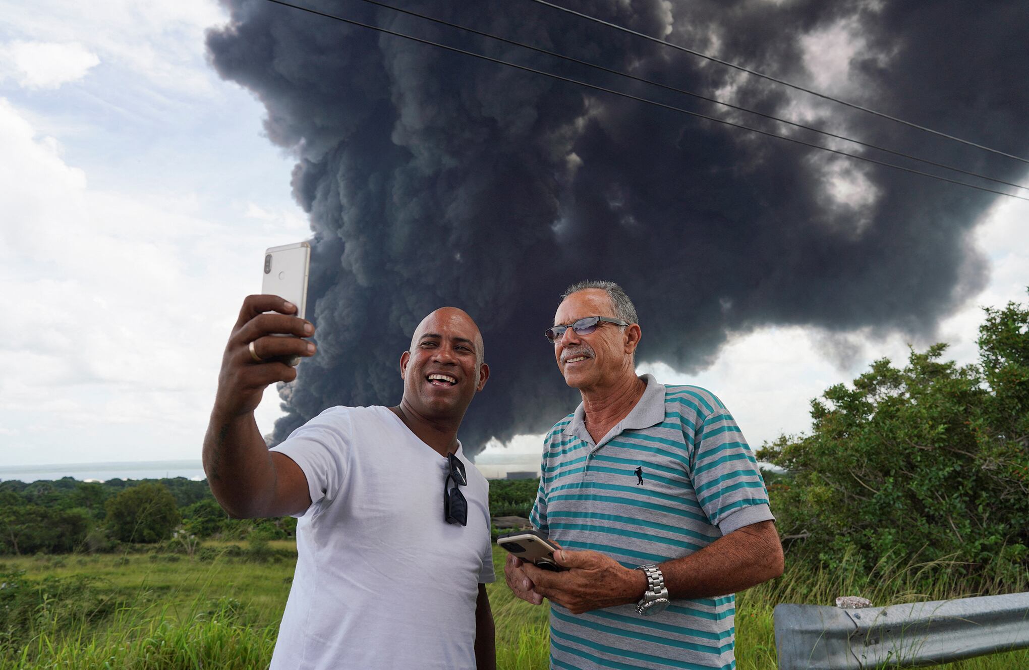 En imágenes : Incendio en puerto cubano de almacenamiento de combustible