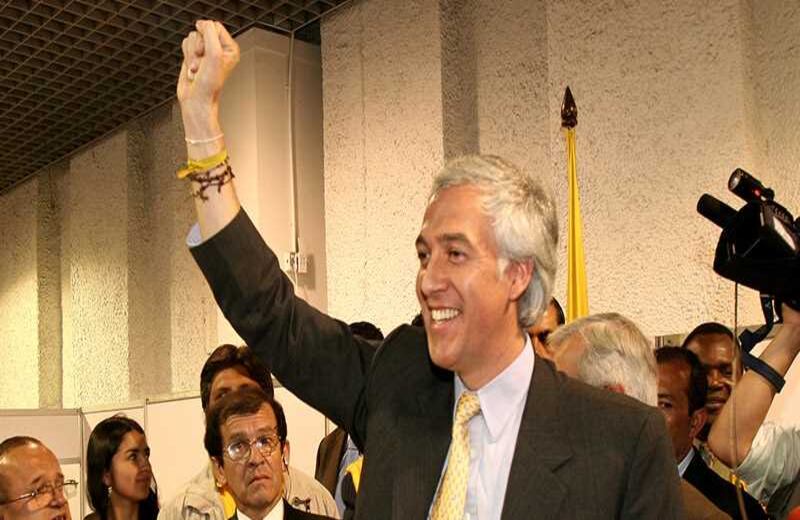 El alcalde Samuel Moreno ganó la Alcaldía de Bogotá con una alianza entre el Polo y el samperismo para el periodo 2008 - 2011.