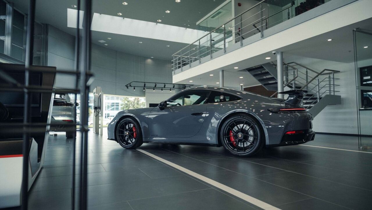 El renovado Porsche 911, este icónico deportivo, ahora viene equipado con el revolucionario sistema T-Hybrid