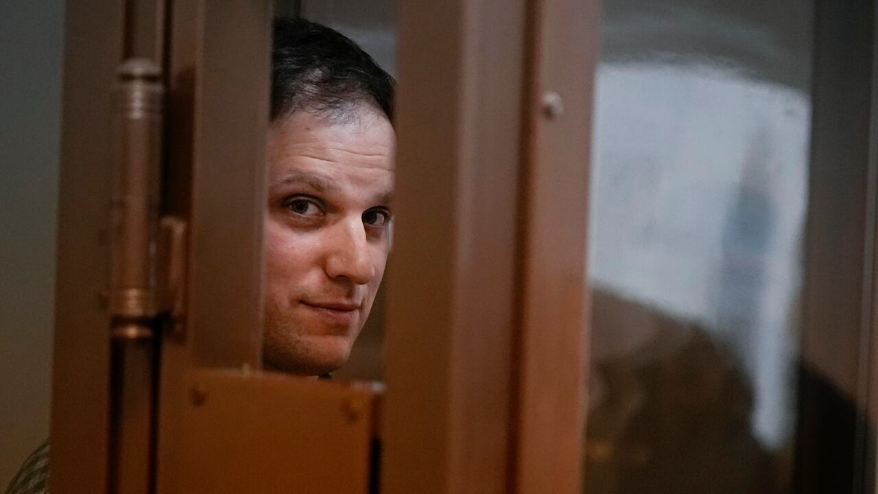 El periodista Evan Gershkovich, del Wall Street Journal, se presenta ante la corte de Moscú, Rusia, 18 de abril de 2023.
