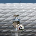 Esta foto tomada el 13 de mayo de 2024 muestra el trofeo del Campeonato Europeo de Fútbol UEFA Euro 2024 en exhibición frente al Allianz Arena que se llamará Munich Football Arena durante el Campeonato Europeo de Fútbol UEFA Euro 2024 en Munich, sur de Alemania. El Campeonato Europeo de Fútbol UEFA EURO 2024 se llevará a cabo del 14 de junio al 14 de julio en diez estadios de Alemania, incluido el Munich Football Arena. (Foto de ALEXANDRA BEIER / AFP)