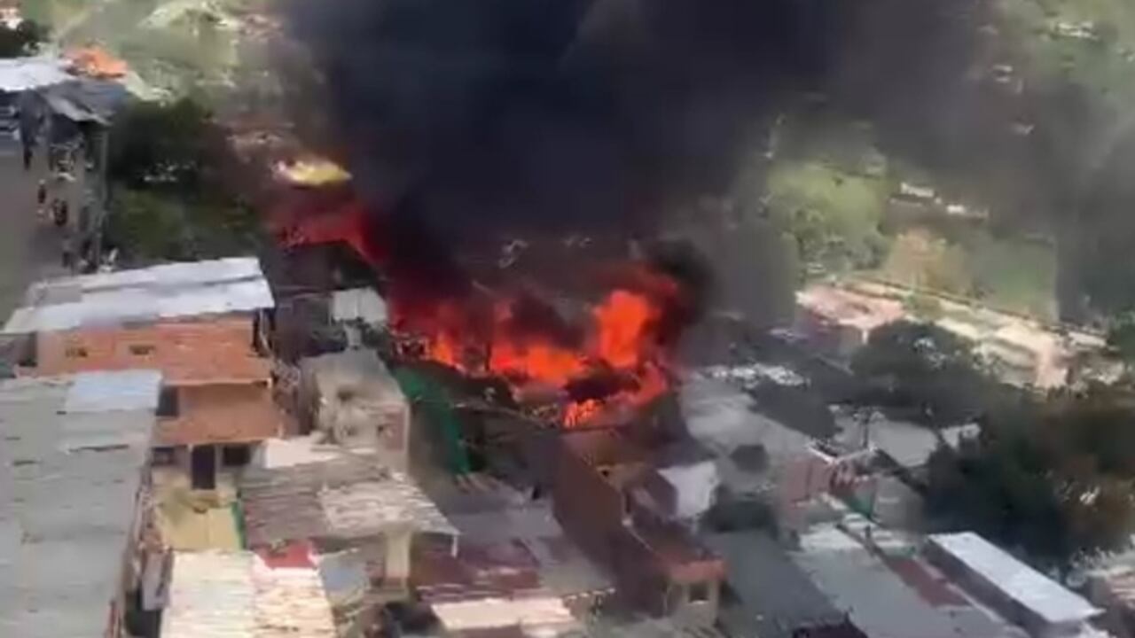 Incendio de grandes proporciones en Medellín.