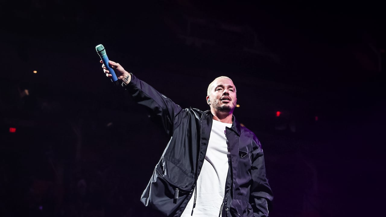 J Balvin compartió un video con un compatriota desde el exterior.