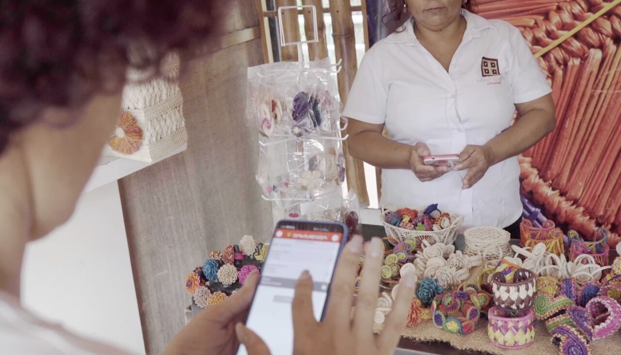 Gracias a la implementación de una serie de estrategias y acciones, la entidad financiera busca fomentar la igualdad, identificar y reducir brechas de género, impulsar la redistribución de roles sociales, tanto al interior de la organización como en la sociedad misma.