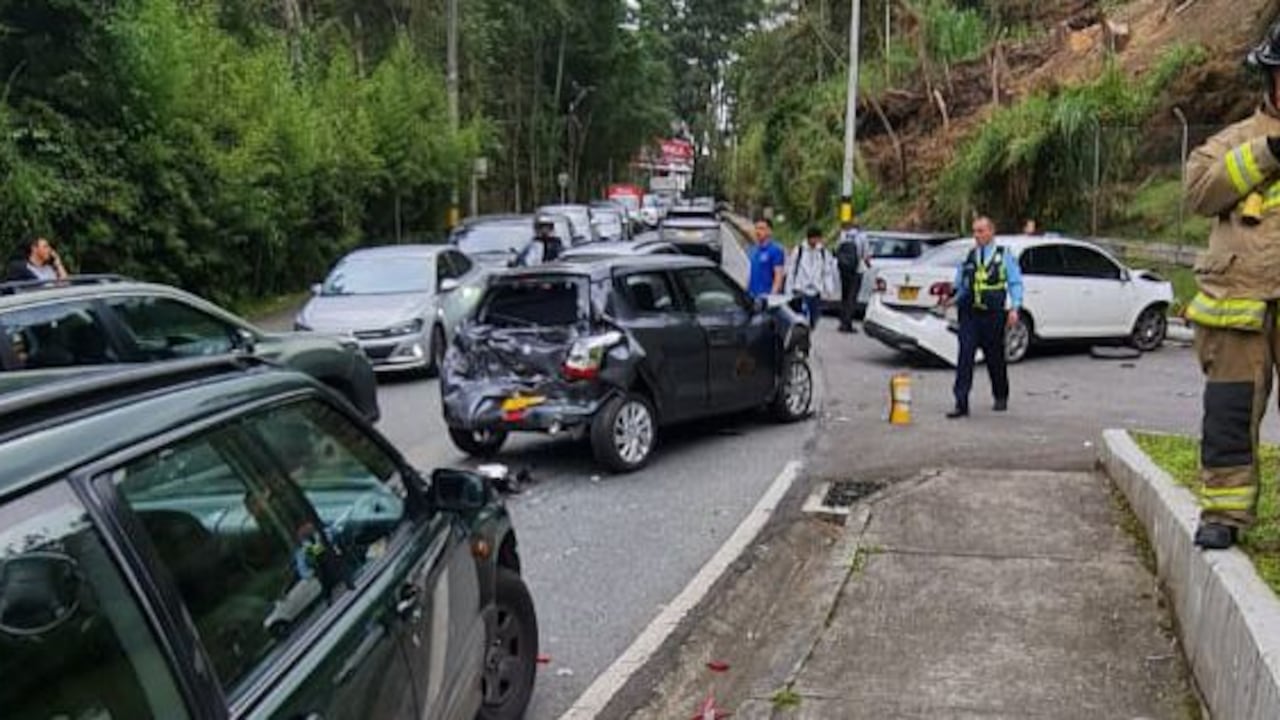 Choque múltiple en Medellín: más de seis vehículos fueron embestidos por un camión sin frenos.