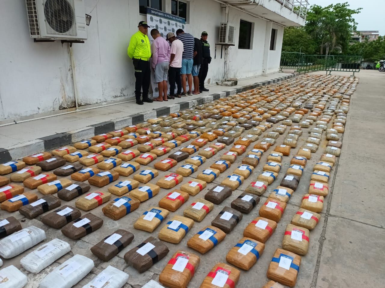 Droga decomisada y personas capturadas por la Policía del Atlántico.