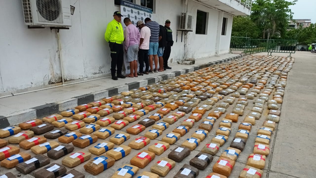 Droga decomisada y personas capturadas por la Policía del Atlántico.