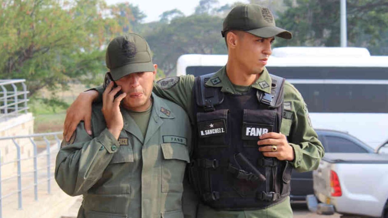 Migración Colombia regularizarían la estadía de los desertores en el país, con lo cual podrían acceder a servicios de salud y buscar empleos.