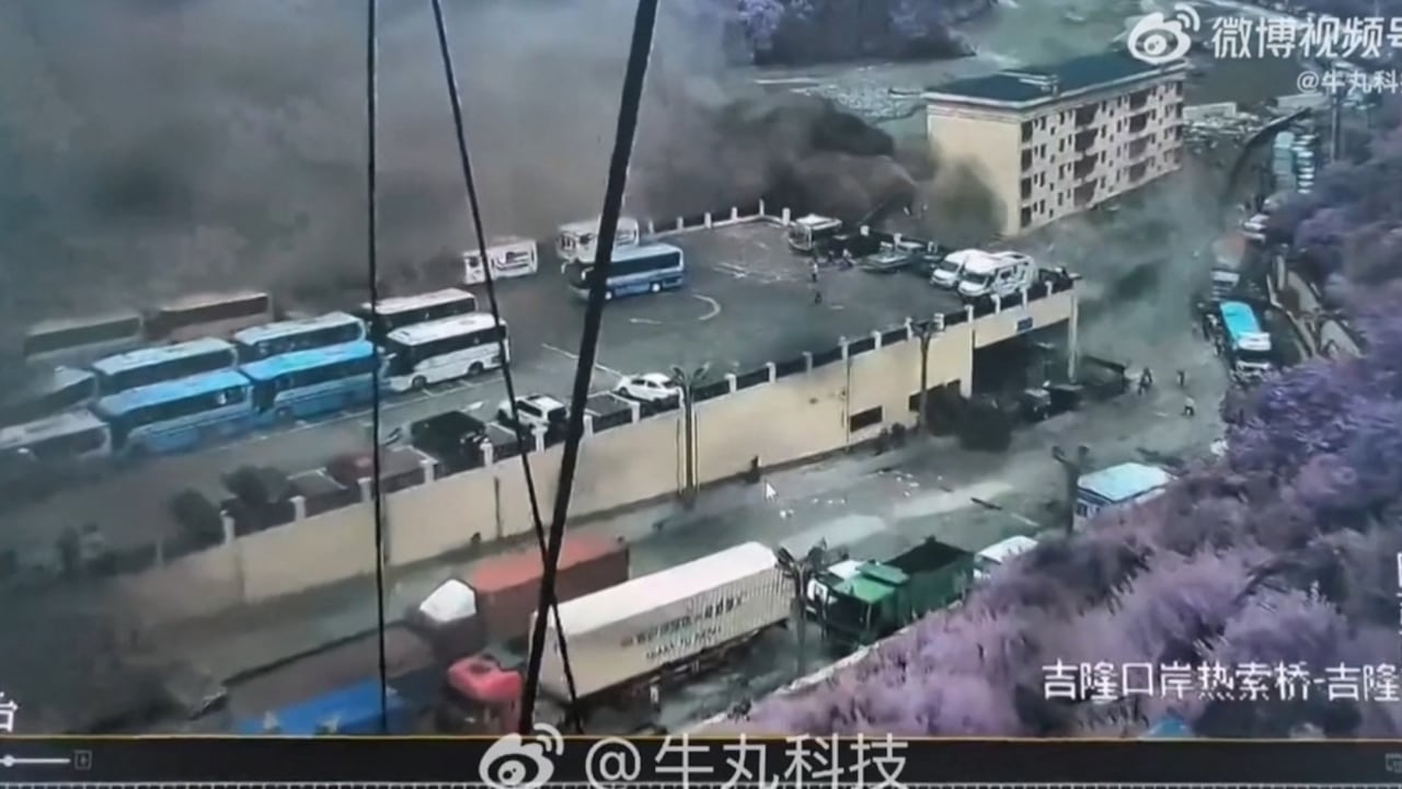 Grabaciones de cámaras de seguridad publicadas en redes sociales chinas muestran una inundación repentina que afectó al puerto de Gyirong, en la Región Autónoma del Tíbet, el 26 de agosto de 2026