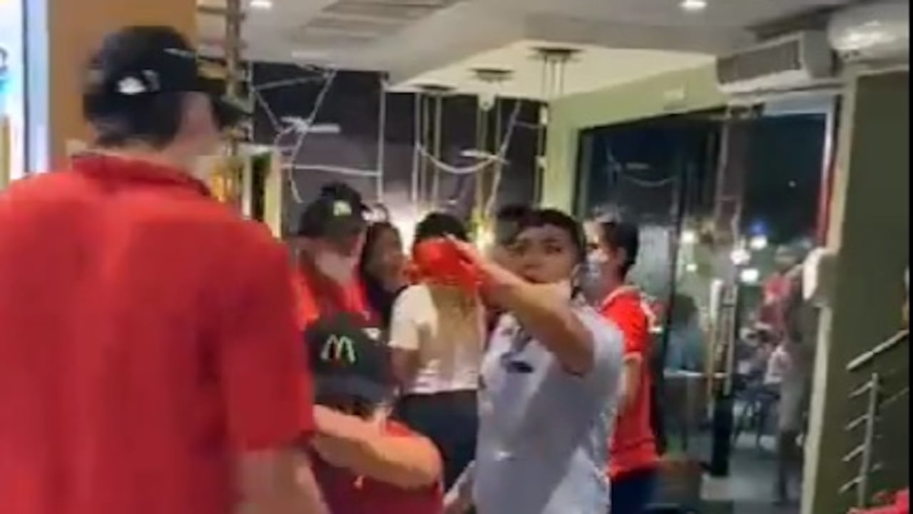 Compañeros del empleado tuvieron que detenerlo para evitar una confrontación mayor.