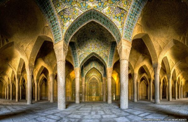 Una vez en el interior, Mohammad Domiri se centra en los patrones del techo, las columnas y los vitrales.