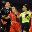 Tatiana Castañeda del América de Colombia, a la izquierda, se queja con la réferi María Belén Carvajal, en el centro, durante la final de la Copa Libertadores de fútbol femenino contra la brasileña Ferroviaria en Buenos Aires, Argentina, el domingo 21 de marzo de 2021 (Juan Roncoroni, Pool vía AP)