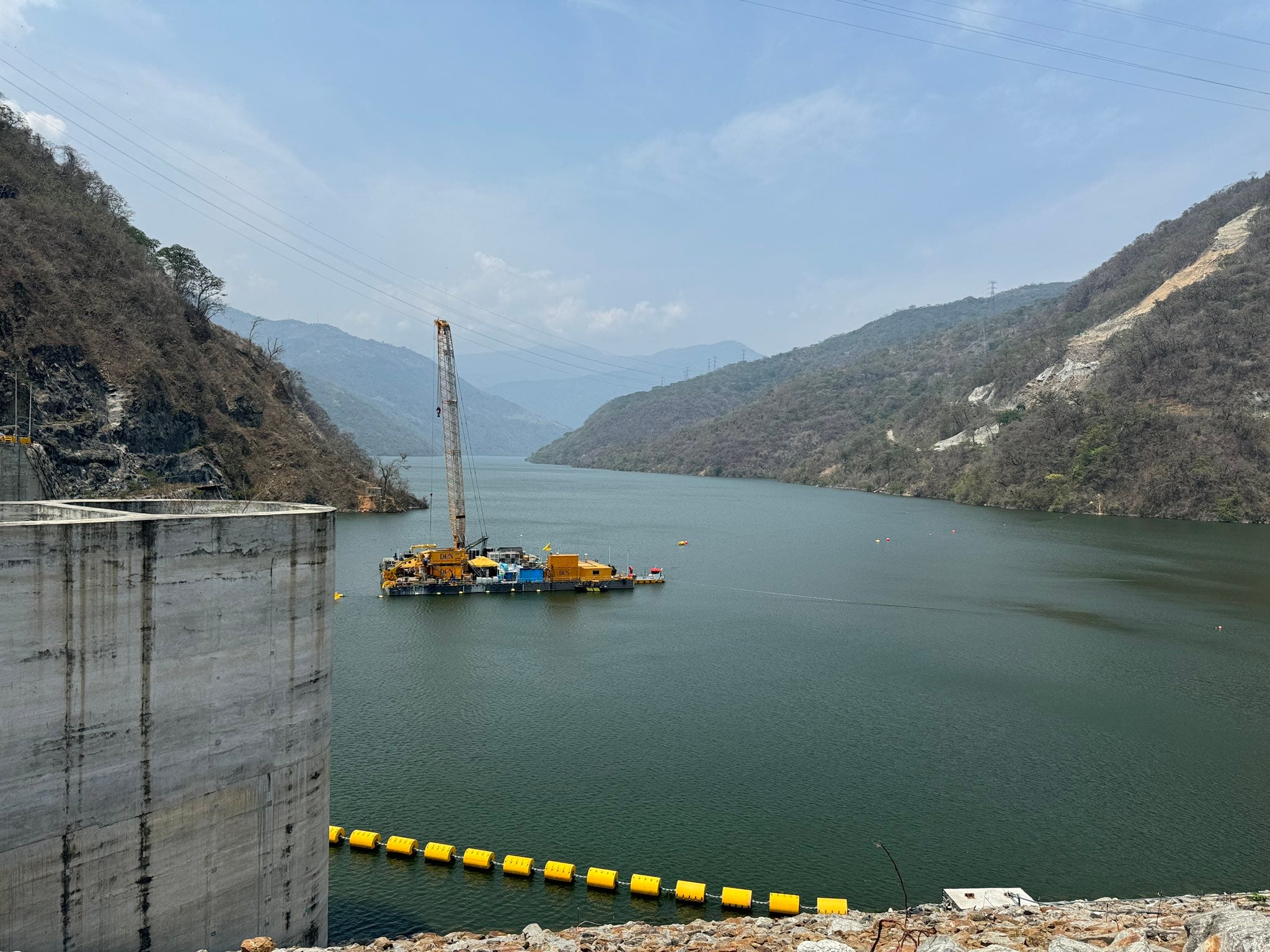 " Desde la 
@UNGRD
 estaremos atentos al seguimiento de los compromisos de la empresa con la gestión del riesgo y a trabajar de manera conjunta con los gobiernos locales para garantizar la seguridad de la región", dijo Carrillo.