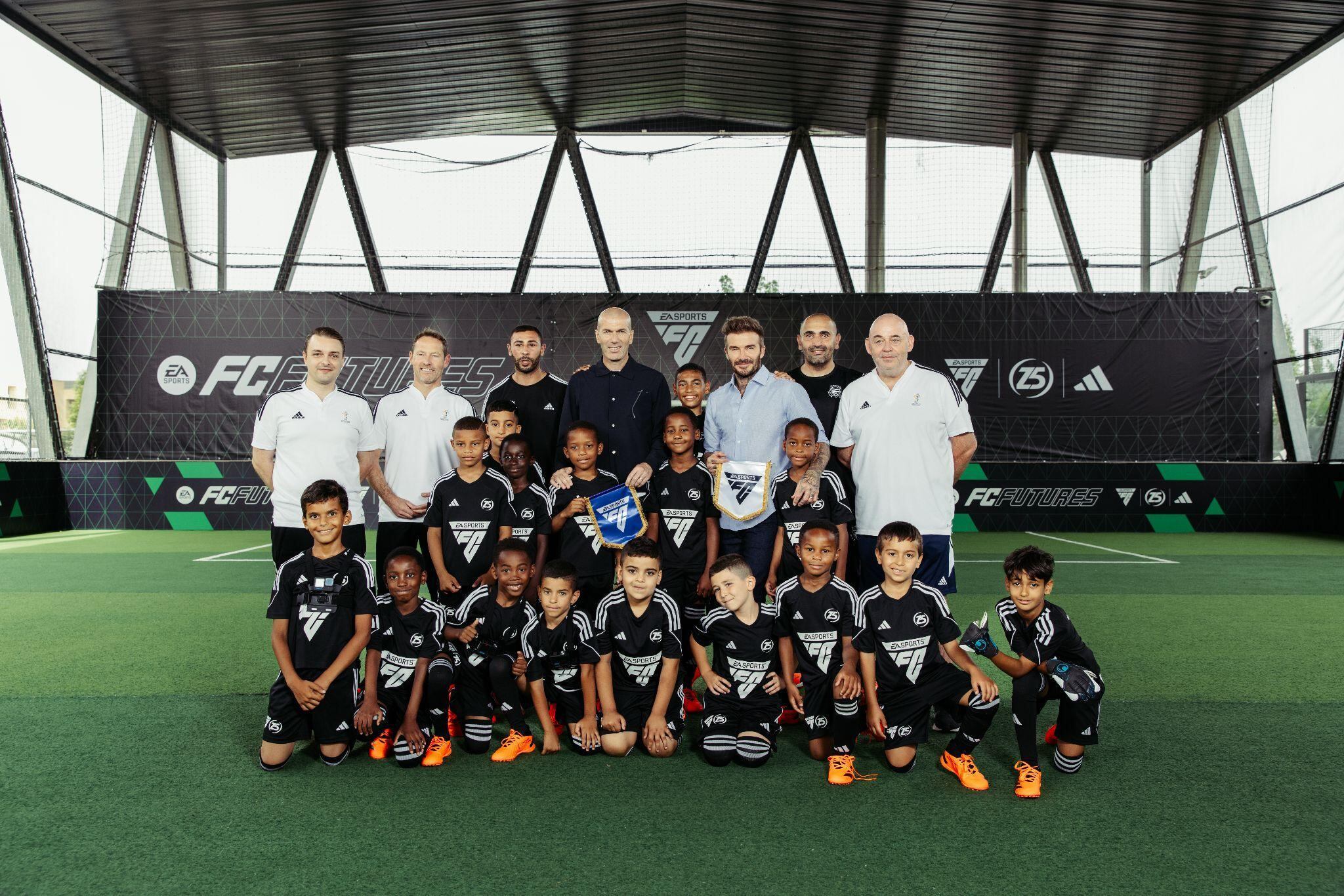 Zinedine Zidane en el campo de entrenamiento de FC FUTURES.