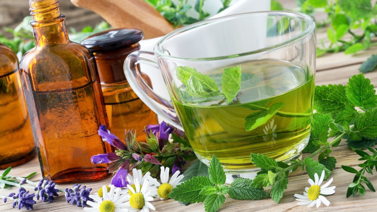 El té de manzanilla tiene, entre otras, la capacidad de regular saludablemente el azúcar en la sangre.