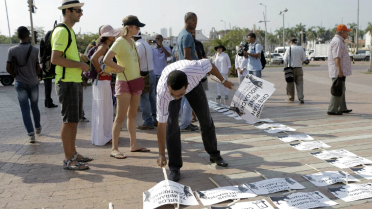 Con pancartas, protestan alrededor de 50 personas por la llegada de Maduro a Cartagena.