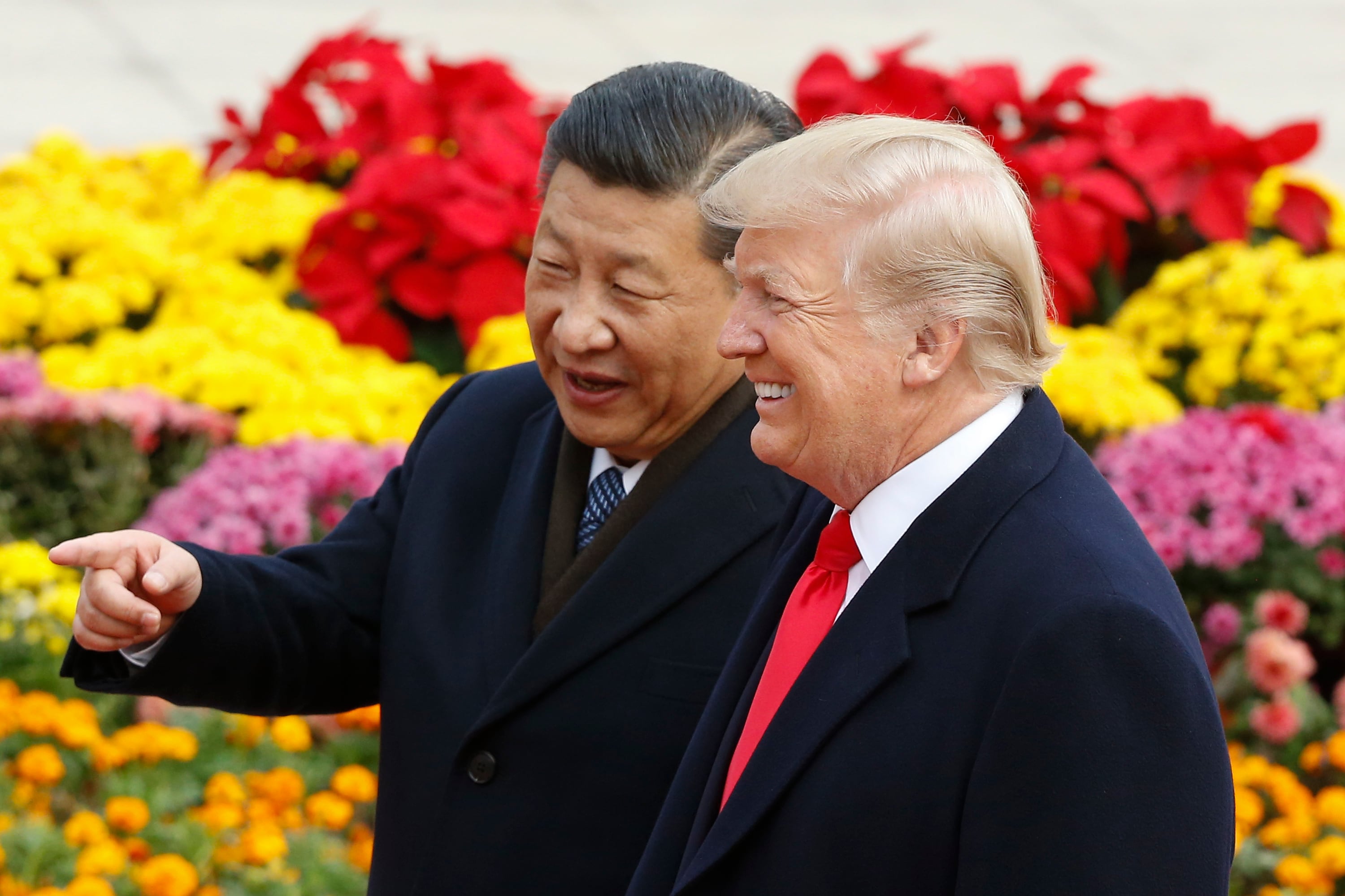 El presidente chino Xi Jinping y el presidente estadounidense Donald Trump asisten a una ceremonia de bienvenida el 9 de noviembre de 2017 en Beijing, China. Trump está en un viaje de 10 días a Asia. (Foto de Thomas Peter-Pool/Getty Images)