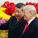 El presidente chino Xi Jinping y el presidente estadounidense Donald Trump asisten a una ceremonia de bienvenida el 9 de noviembre de 2017 en Beijing, China. Trump está en un viaje de 10 días a Asia. (Foto de Thomas Peter-Pool/Getty Images)