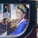 La princesa de Gales, Kate Middleton, es vista en The Mall frente a Marlborough Road, luego de la ceremonia de coronación del Rey Carlos.