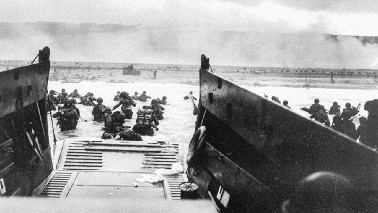 Miles de soldados descendieron de las lanchas de desembarco mientras los defensores alemanes les disparaban una lluvia de balas. Muchos murieron antes de llegar a las playas.