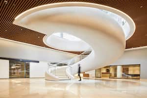 El diseño de los elegantes espacios del centro estuvo a cargo de la firma arquitectónica española Rafael de La Hoz.