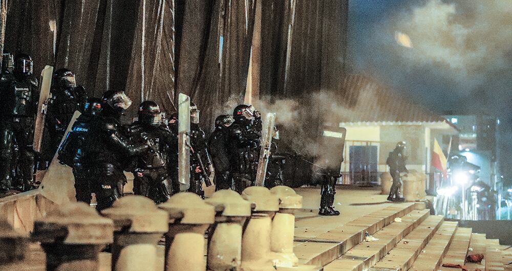  Los hombres de la Policía y del Esmad fueron atacados brutalmente por la primera línea; en ocasiones, incluso, trataron de quemarlos vivos.