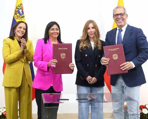 En el acto estaban presentes, por Venezuela, la vicepresidenta Delcy Rodríguez, y por Colombia, el jefe del Despacho de la Presidencia, Alfredo Saade.