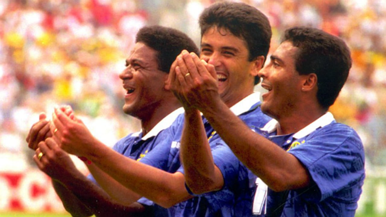 Bebeto, en el centro, celebra el segundo gol de los cuartos de finales contra Holanda, junto a Mazinho y a Romario.