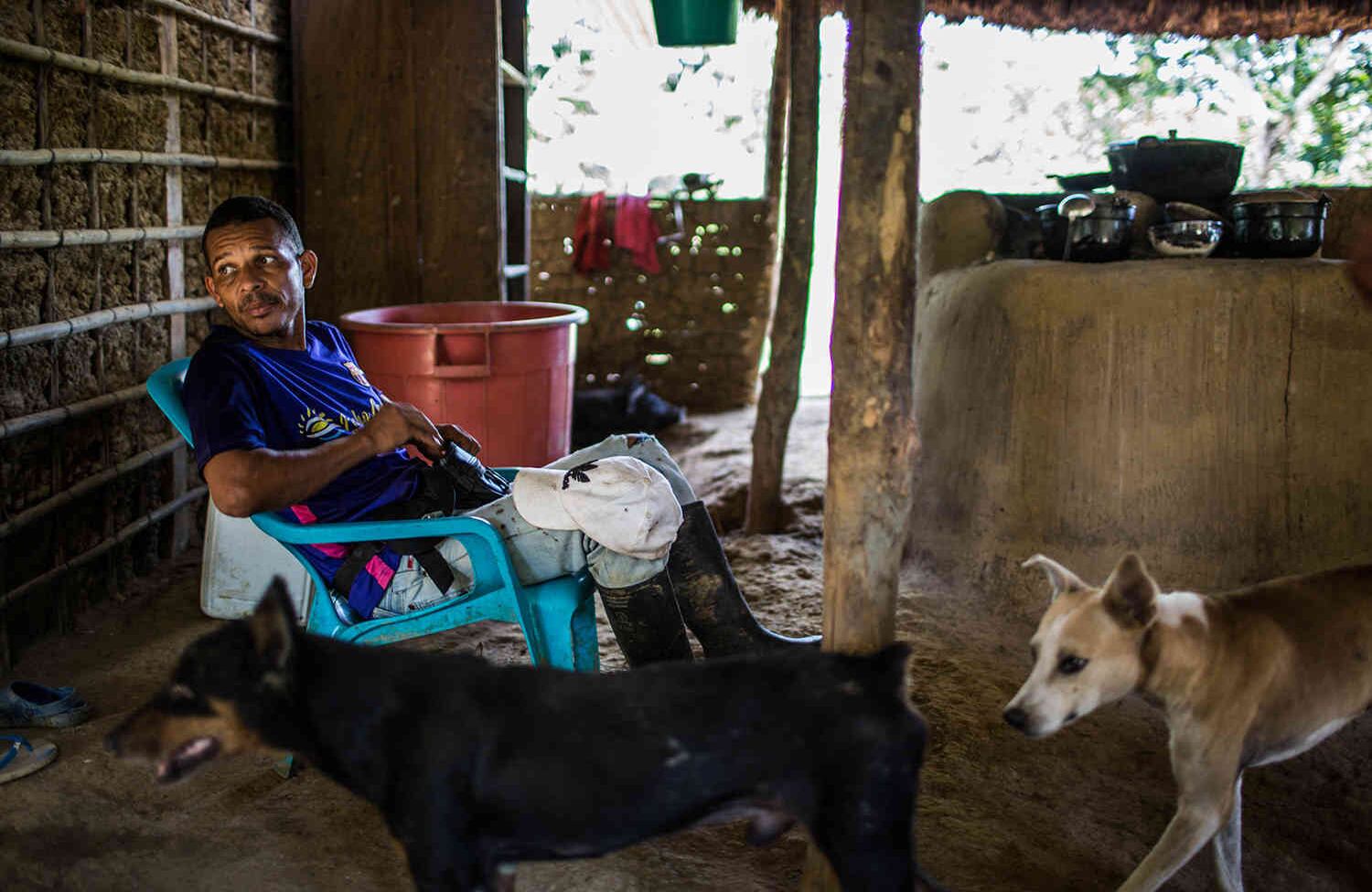 Geovaldis González de 40 años, es un reconocido líder no solo de su vereda, Camarón, pero por lo largo?de los Montes de María. Su familia fue de las pocas que resistió la guerra, las amenazas de parte de?paramilitares, guerrilla de las FARC, y de las fuerzas militares. Geovaldis esta comprometido con inculcar?a las comunidades el cuidado de la tierra, la defensa de esta misma, la distribución del agua para las comunidades de la zona entre muchas problemáticas de la zona. Mauricio Morales.