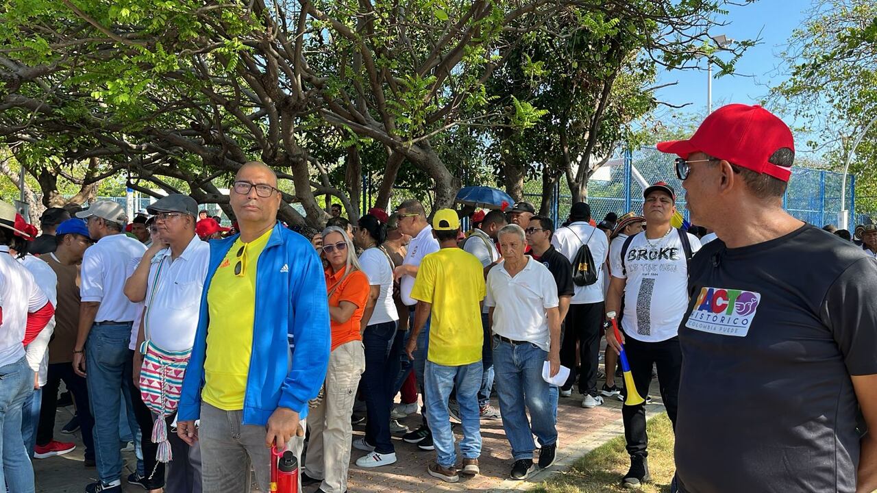 Manifestantes empiezan a congregarse para comenzar a marchar en Barranquilla.