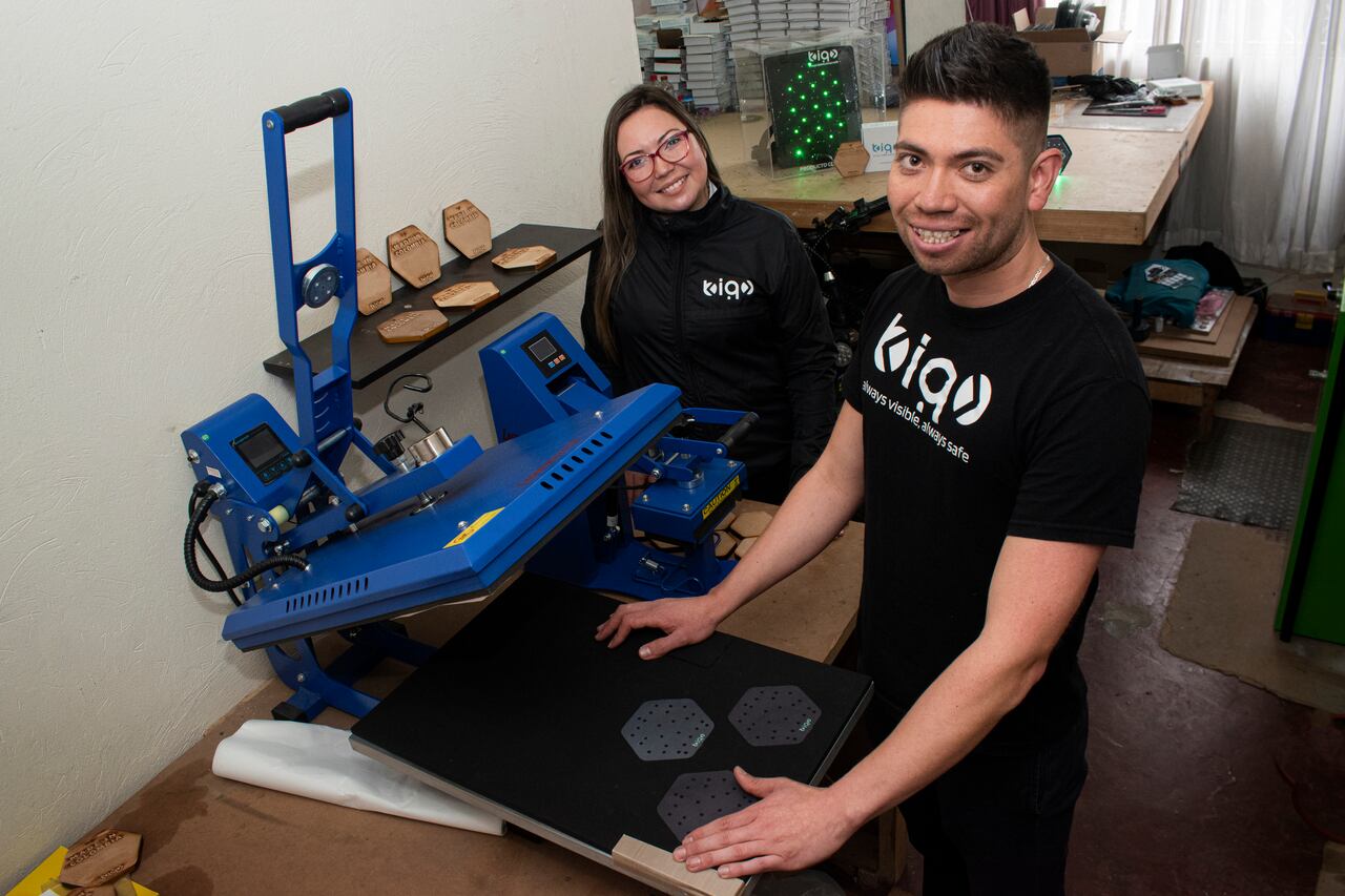 Alexander y Ledy Nieves son los fundadores de Cinnov, empresa que creadora del dispositivo BIGO SAFE para dar mayor seguridad a los ciclistas.