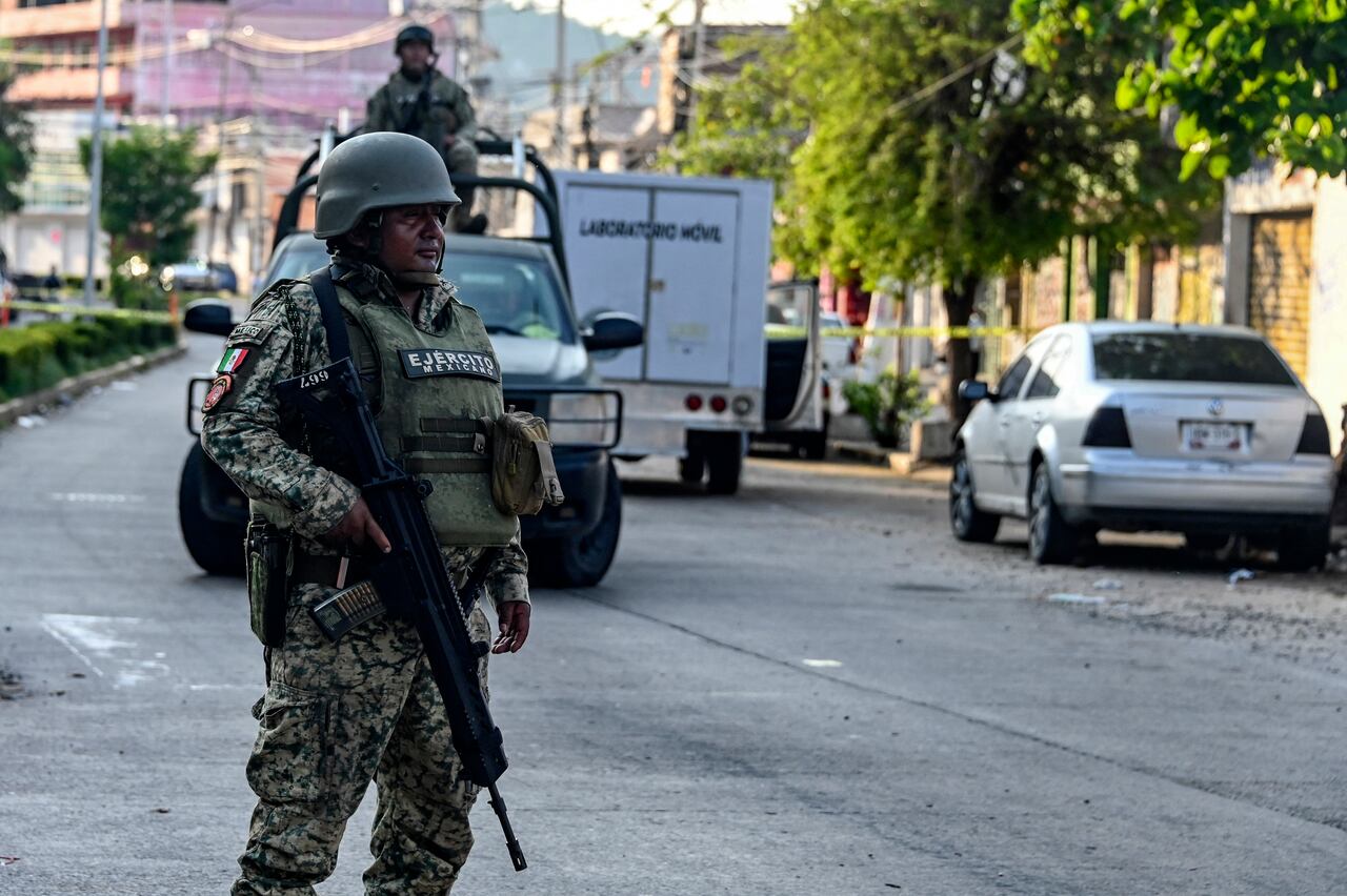Soldados del ejército mexicano aseguran el área mientras personal forense trabaja en el sitio donde fueron abandonados pedazos de cuerpo humano en la ciudad portuaria turística de Acapulco, estado de Guerrero, México, el 7 de julio de 2024.