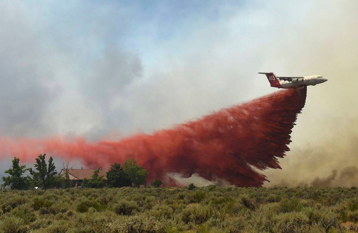Un día después de derrotar las llamas para evitar daños a docenas de hogares rurales, los bomberos aconsejaron a más residentes a evacuar con sus hogares. (Jason Bean / The Reno Gazette-Journal vía AP)