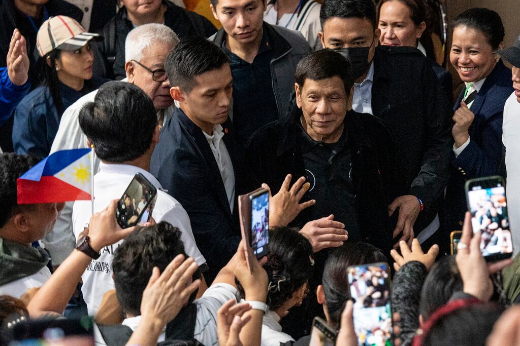 El expresidente de Filipinas, Rodrigo Duterte, llega al Estadio Southorn durante una reunión de acción de gracias organizada por trabajadores filipinos de Hong Kong para el expresidente populista en Hong Kong el domingo 9 de marzo de 2025. (Foto AP/Vernon Yuen)