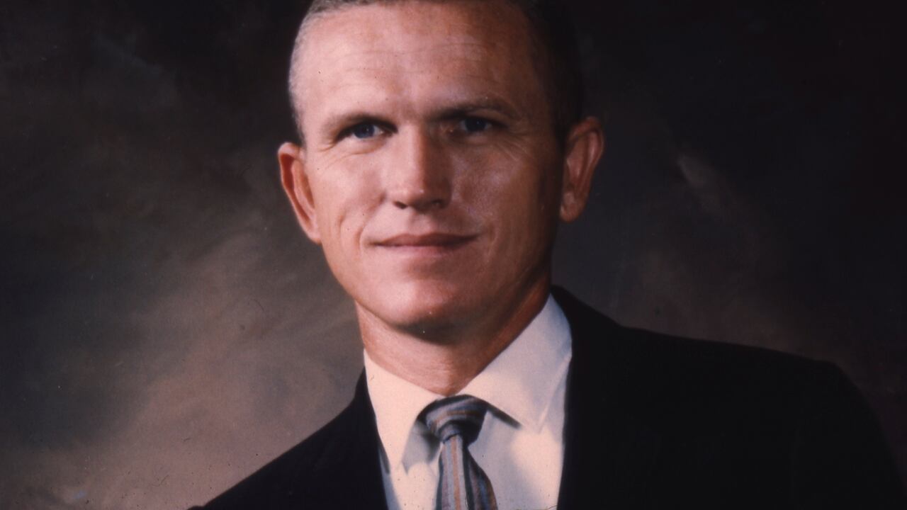 El éxito de la misión Apolo 7 en octubre de 1968, que demostró la fiabilidad del sistema en vuelos de larga duración, hizo que la NASA decidiera que había llegado el momento de intentar volar a la Luna.