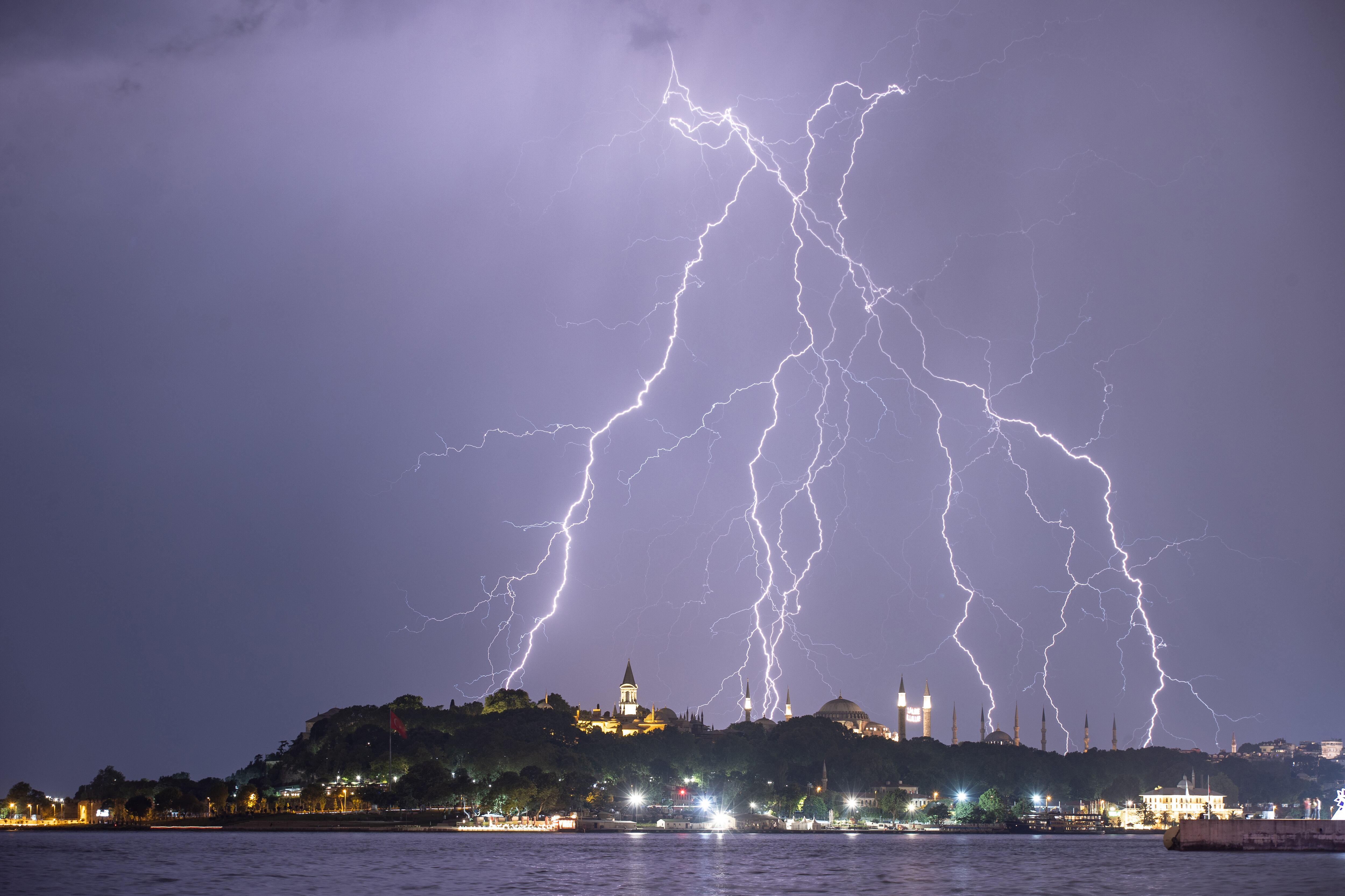Caen relámpagos en el cielo a orillas del distrito de Sarayburnu