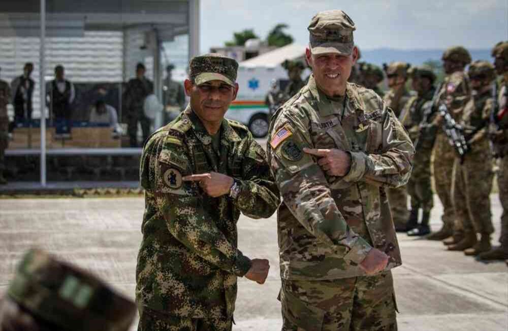 La práctica estuvo acompañada por el embajador de EE.UU. en Colombia, Philip Goldberg; el ministro de Defensa de Colombia, Carlos Holmes Trujillo; el comandante de las Fuerzas Militares, general Luis Fernando Navarro, y el comandante del Ejército Sur de los Estados Unidos, Daniel R. Walrath. Foto: Juancho Torres/ Anadolu.