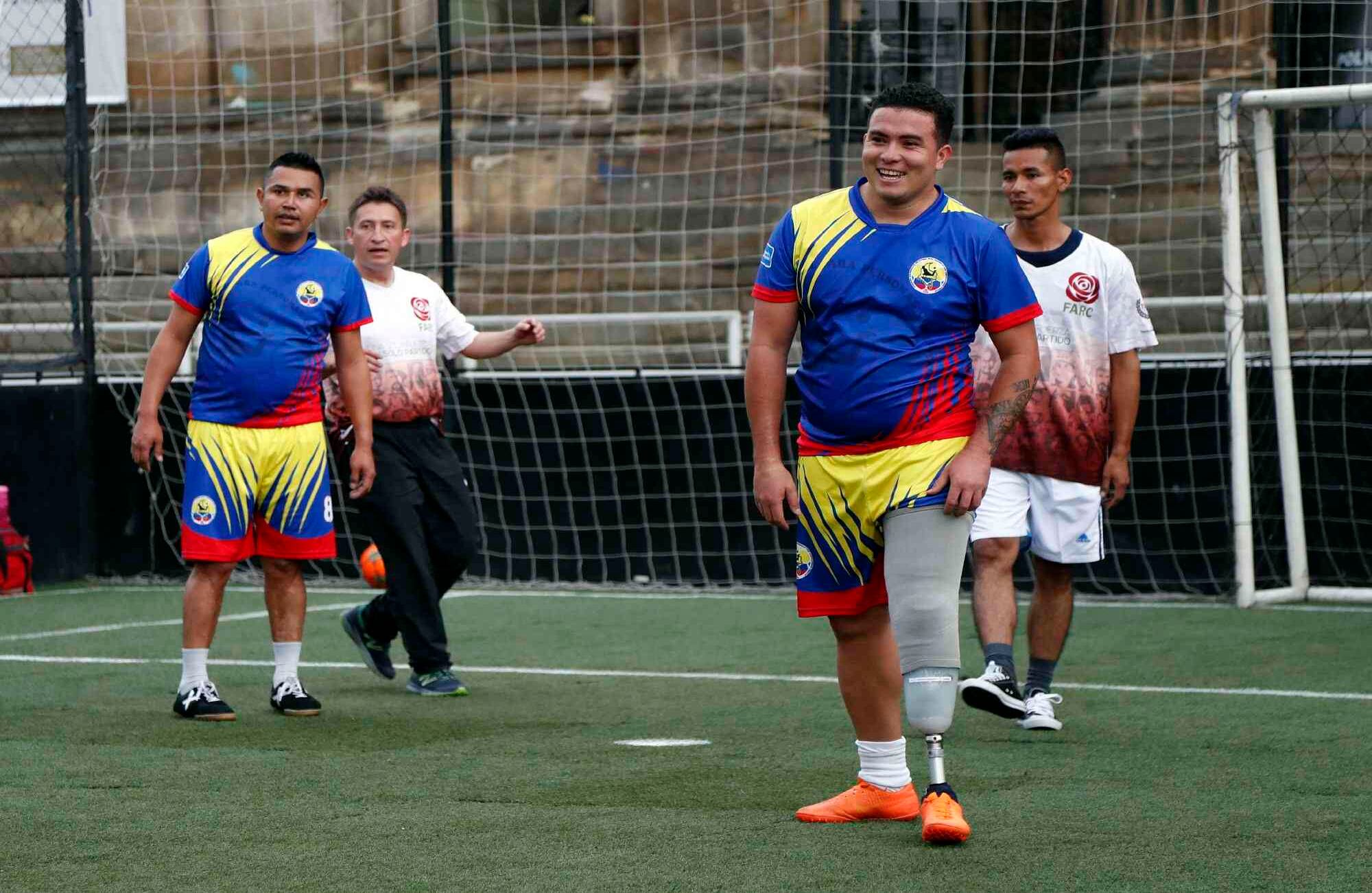 Los ex combatientes lucieron sus prótesis durante el partido. FOTO: León Darío Peláez