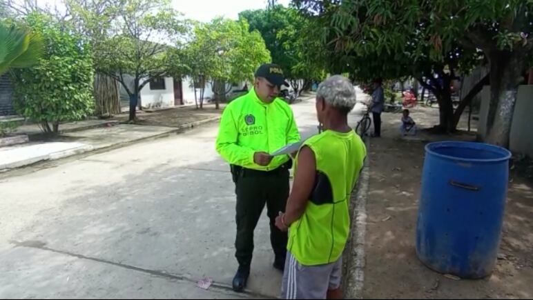 Momento en el que el hombre es capturado en la calle por uniformados de la Policía.